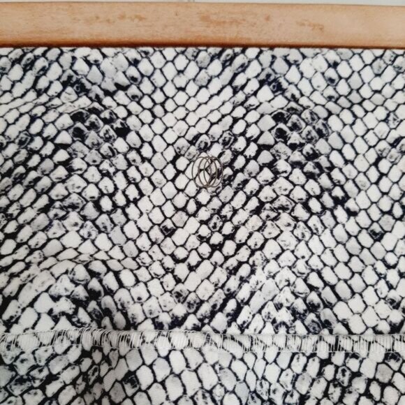 BALANCE COLLECTION \ High Waist Crop Yoga Leggings Snakeskin Print B&W Sz M - Picture 10 of 14
